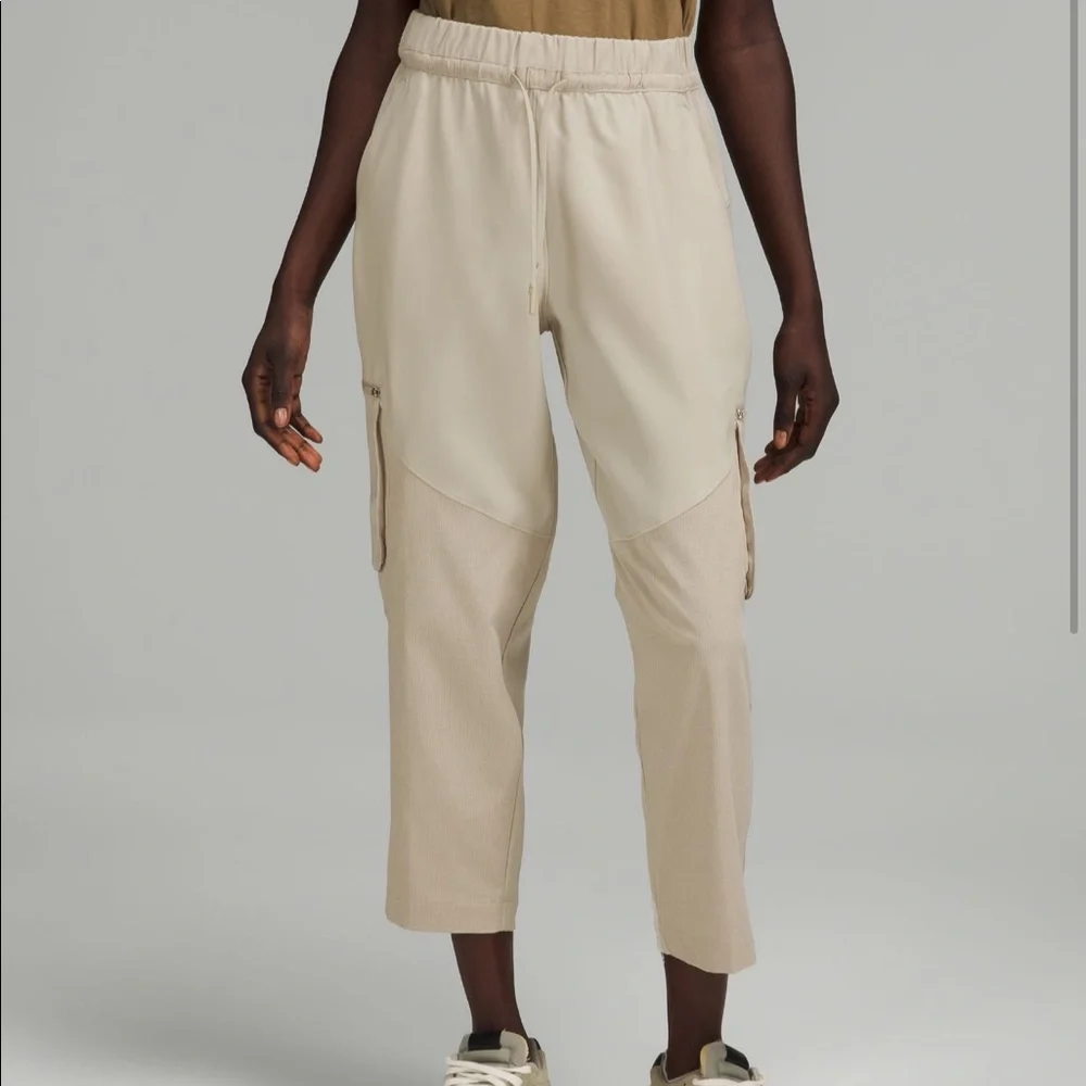 ❗️ISO❗️Lululemon Relaxed Mid-Rise Cargo Crop in Raw Linen - Size 4 - NWT / NWOT - Picture 1 of 6